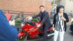 Onze trots: Kapelaan Rm. Torres op de motor. 